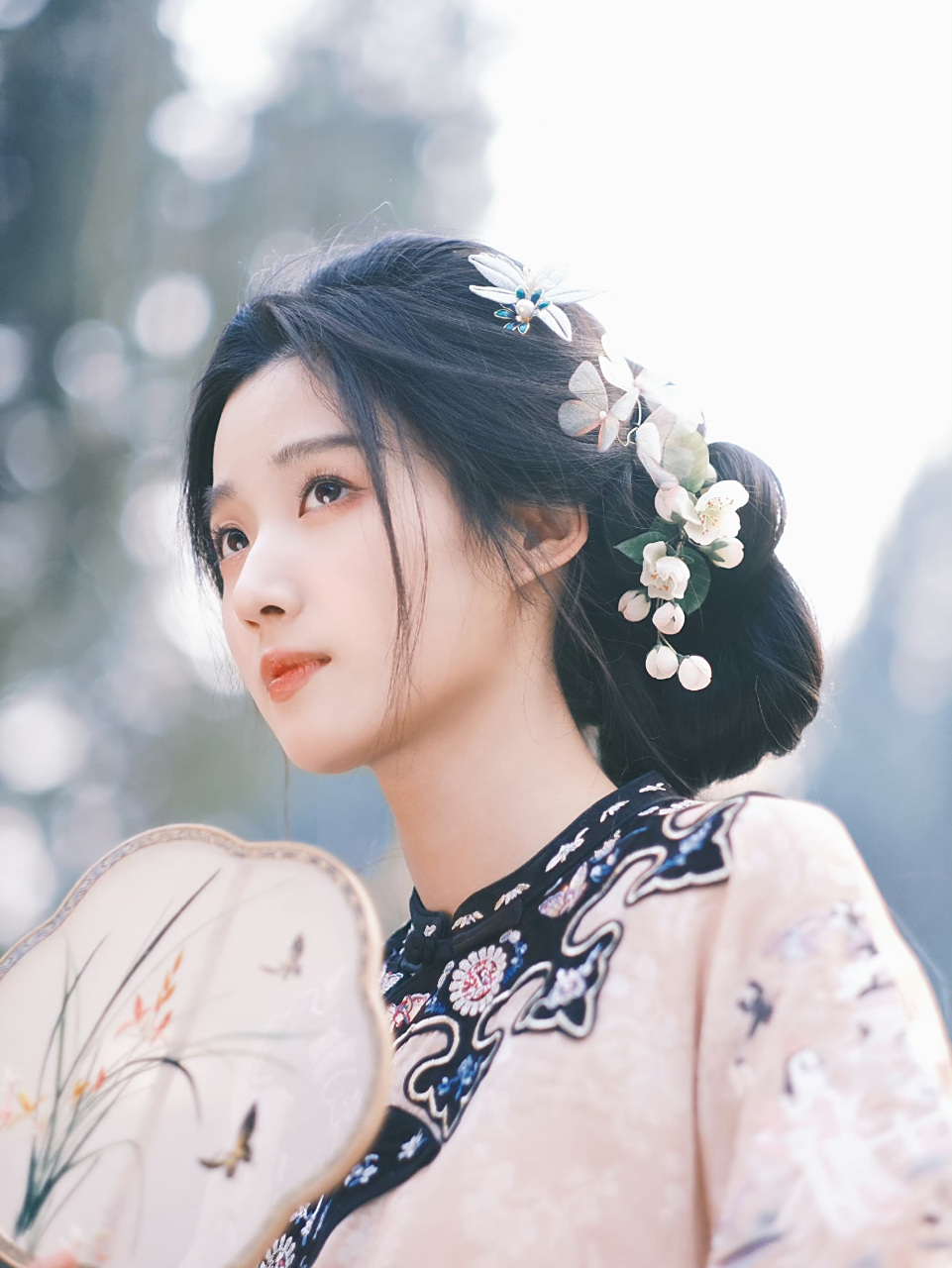 卢昱晓的侧脸真的很有灵气,尤其笑的时候,有种温婉的感觉.