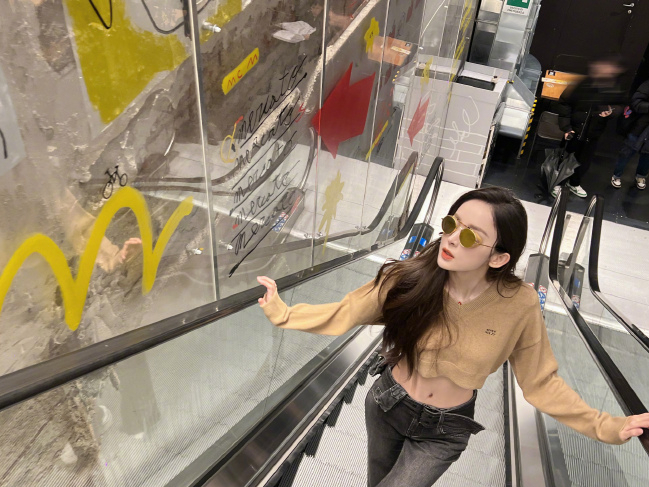 古力娜扎—三月穿露脐装吃冰淇淋悠闲时光—图文