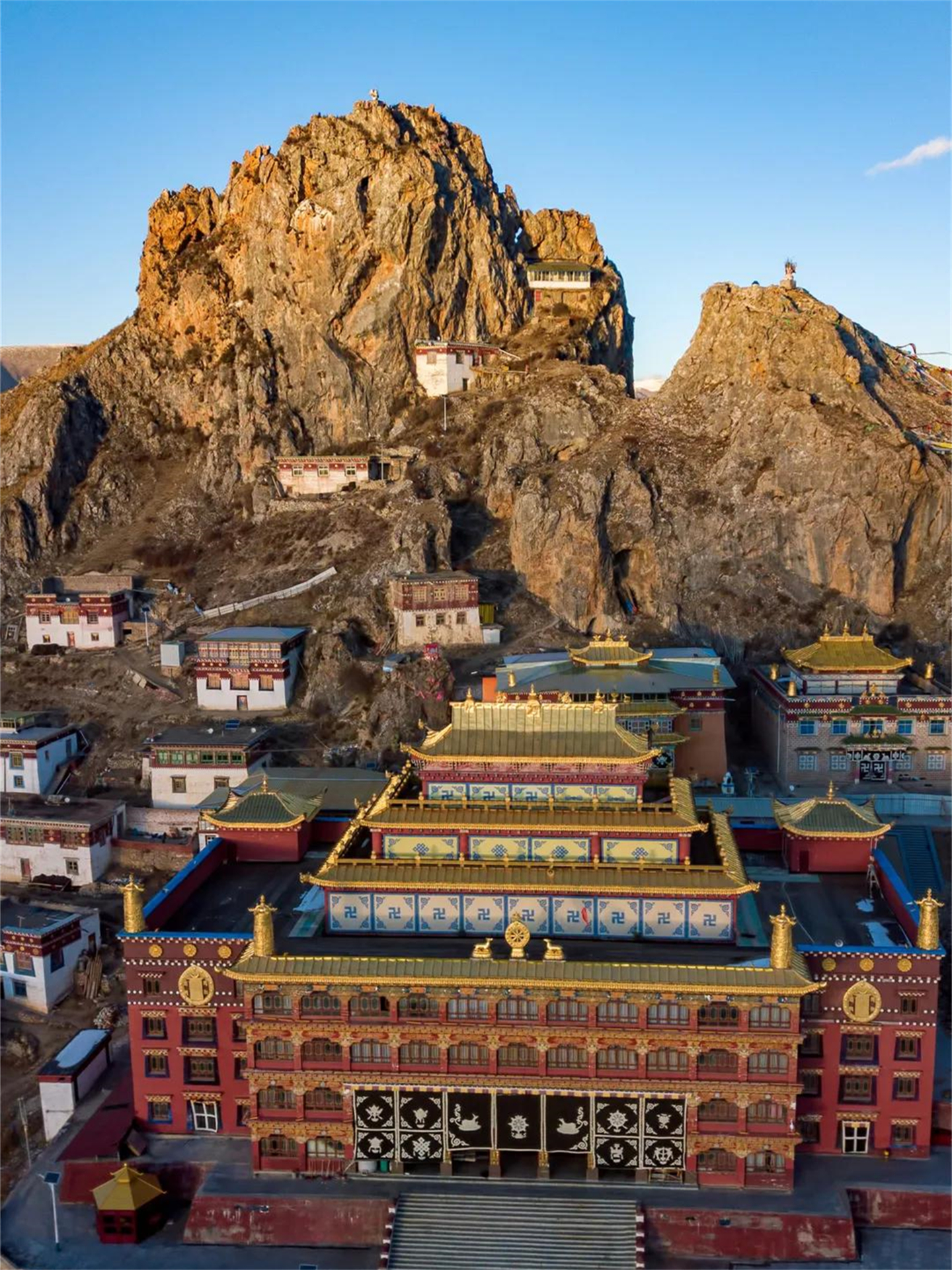 西藏海拔4800米的天空之城,有一座相传3000年历史的神秘寺庙,传说有缘