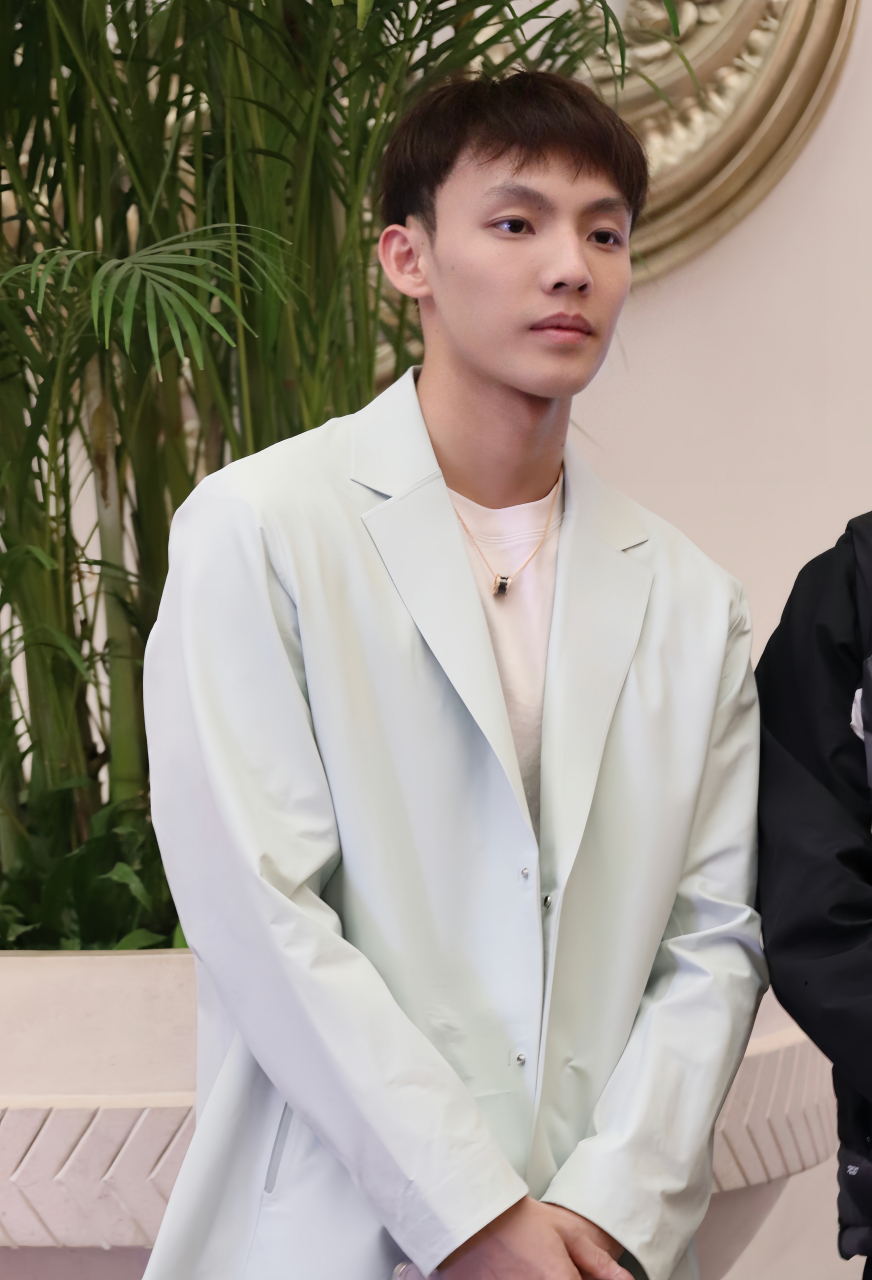 分享几张广东宏远男篮的徐杰,胡明轩今晚参加全明星周末的西装照!