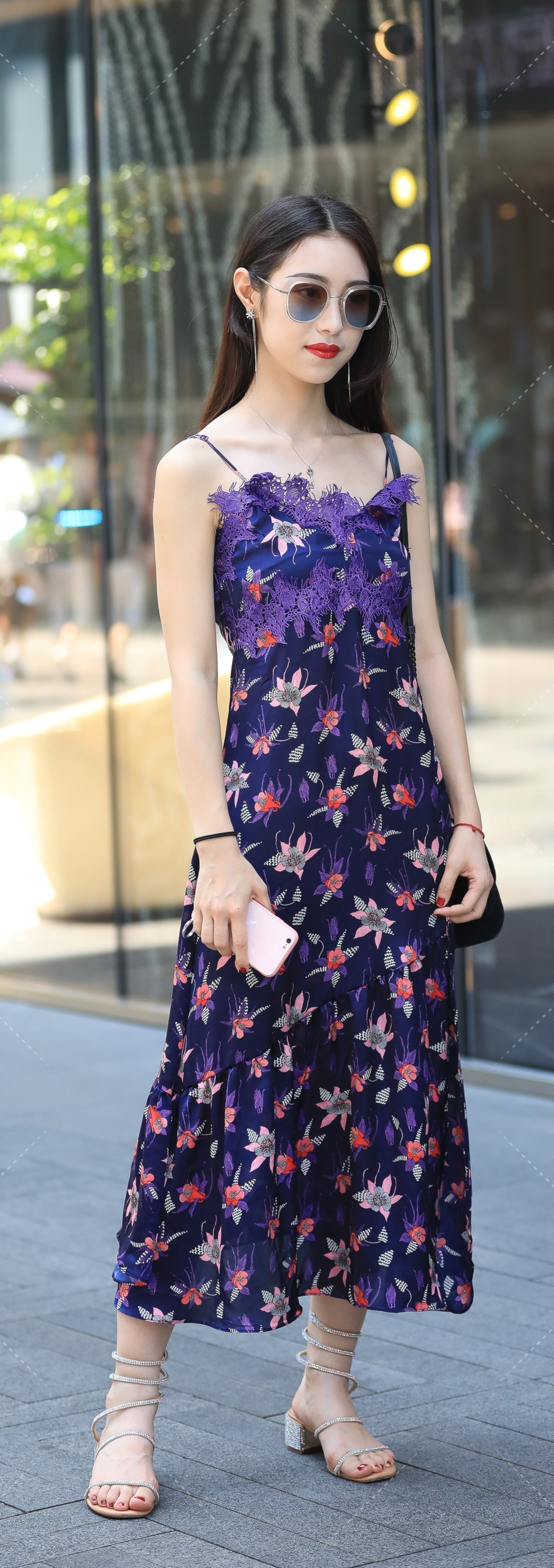 蓝色碎花吊带长裙,充满法式风情