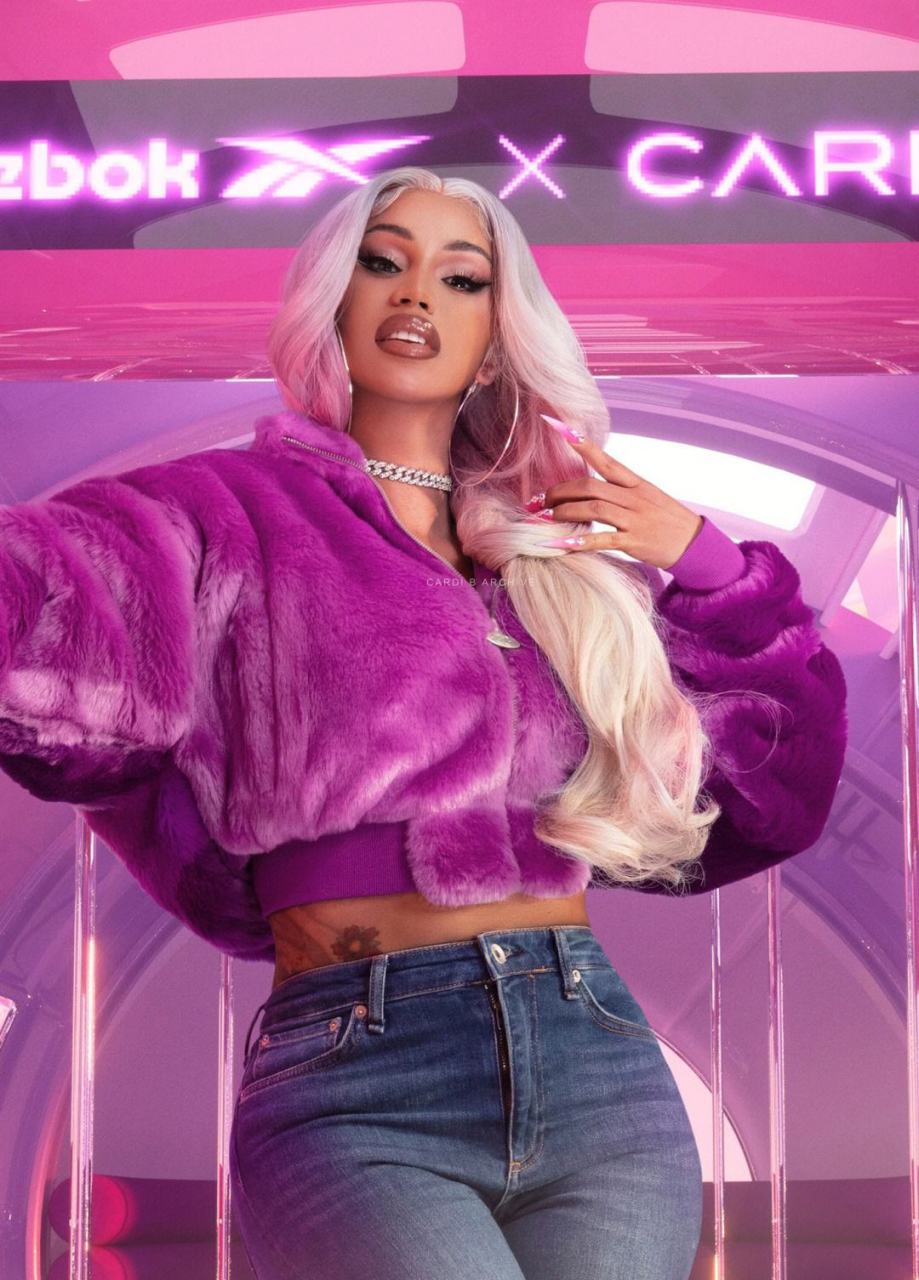 美国说唱歌手卡迪·b(cardi b),生活中幽默且健谈.