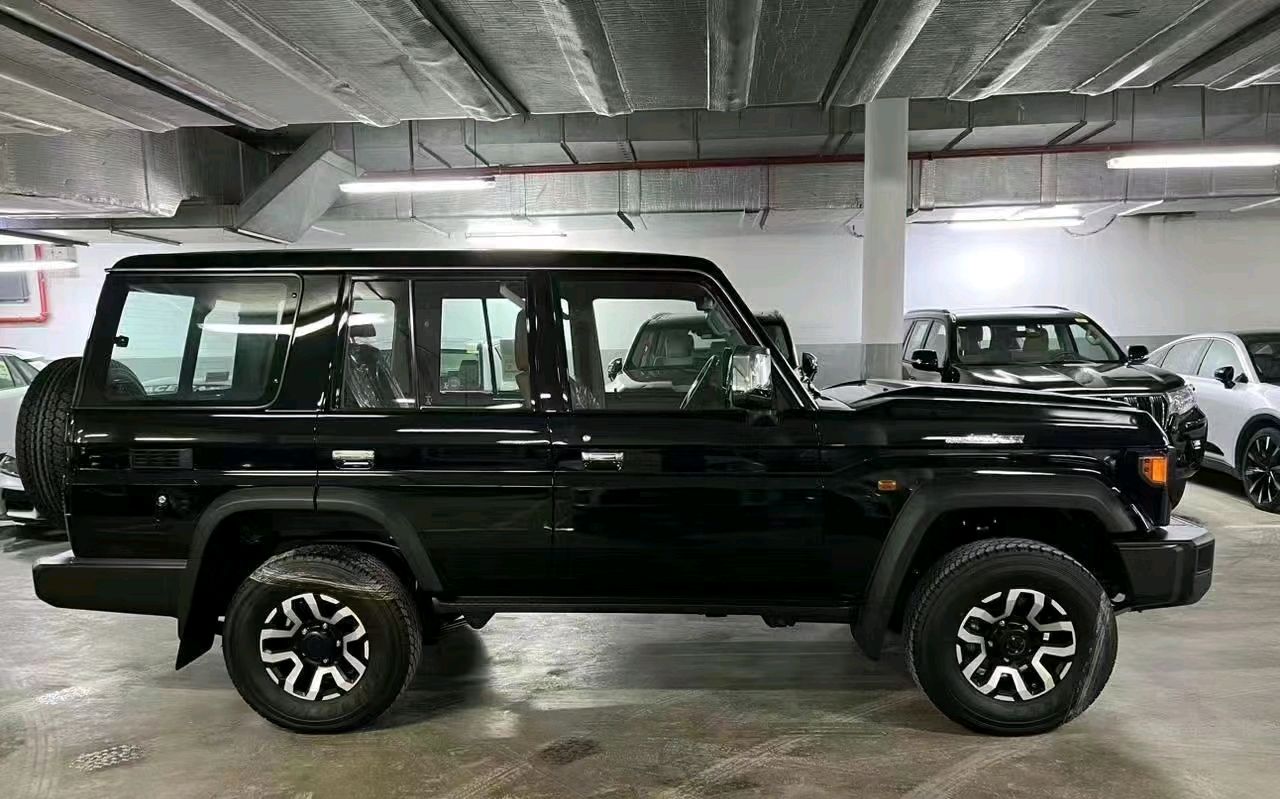 探寻无尽之路,新款丰田陆巡lc76登场,传奇色彩硬派越野车