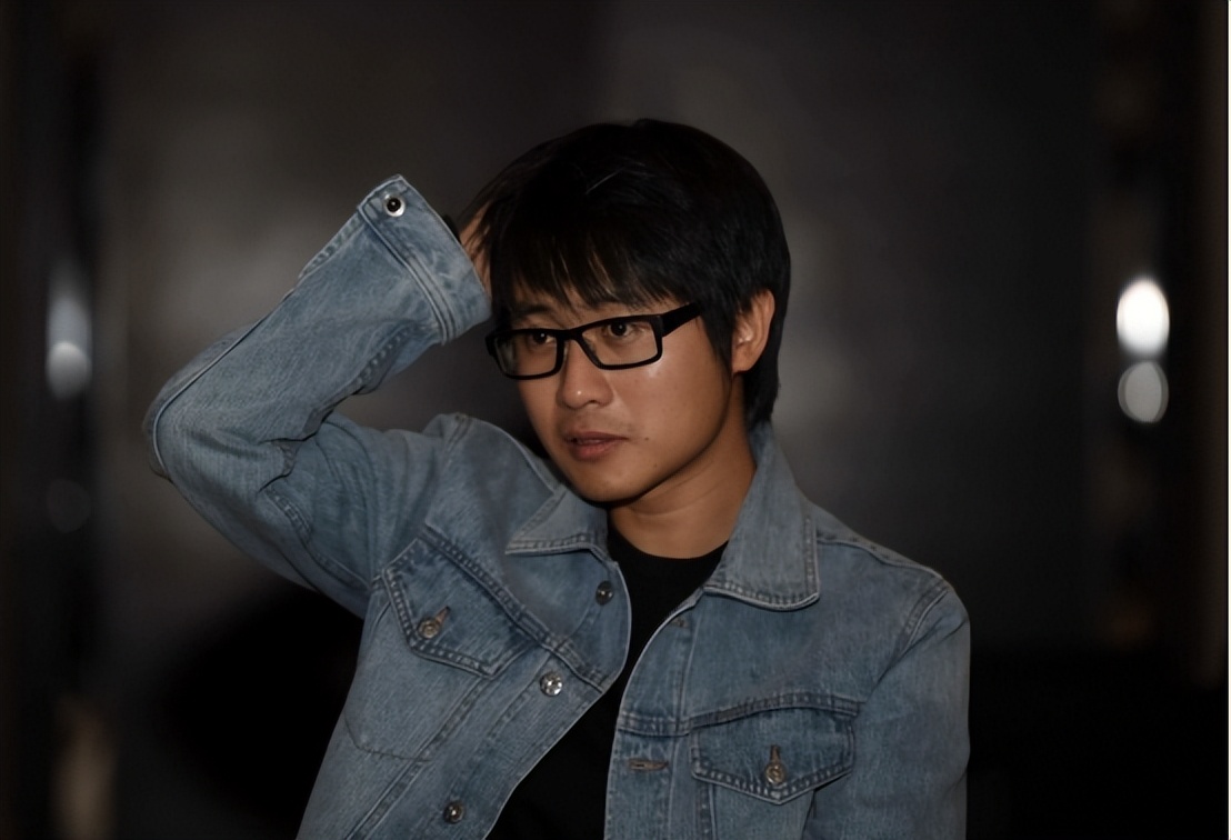 韩寒:真正的小说爽文男主,当作家,拍电影,关键玩赛车还能挣钱