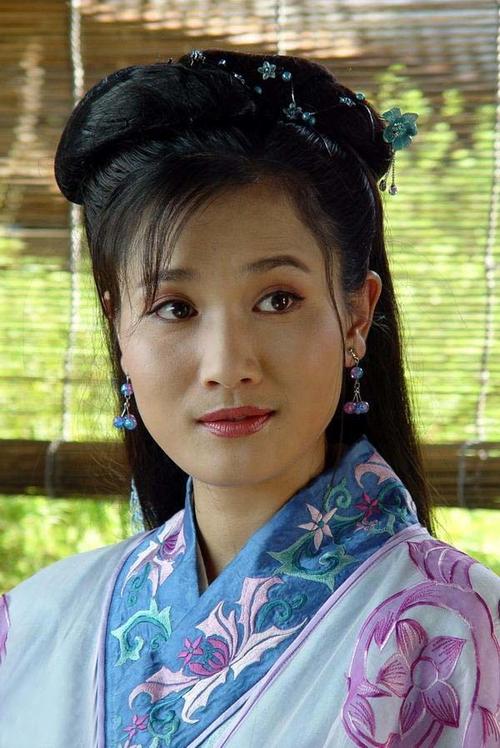 回顾潘雨辰与侯勇离婚后独自带娃生活今10年过去仍单身一人