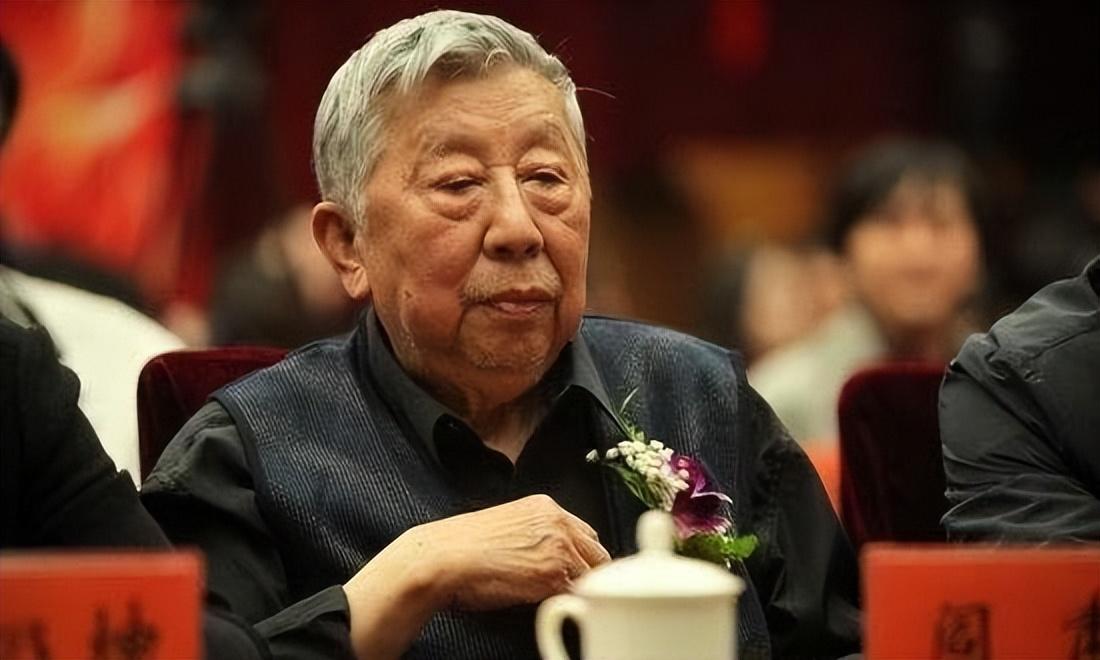 回顾艺术家阎肃:与妻子相濡以沫55年,离世后妻女和儿子对簿公堂