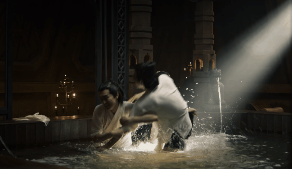 还好他们穿得挺严实,大概也没啥腹肌可以露一露,否则观众真的要去挂