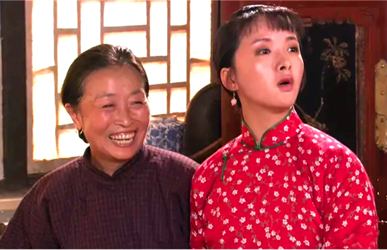 回顾丑娘张少华为子还房贷坐轮椅拍戏住院无人照顾人生如戏