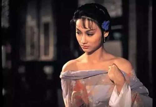 回顾惠英红3岁乞讨22岁成名40岁患抑郁症60岁依旧单身