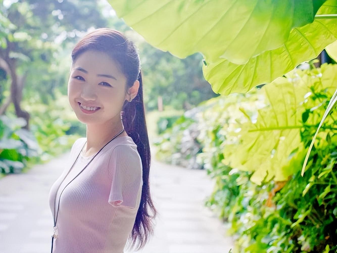 回顾无臂女孩杨佩9岁失去双臂一度靠乞讨为生如今逆袭成大老板