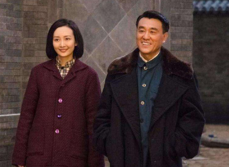 有些明星就算有了家庭,还到处拈花惹草,绯闻缠身,但演员何冰却是娱乐