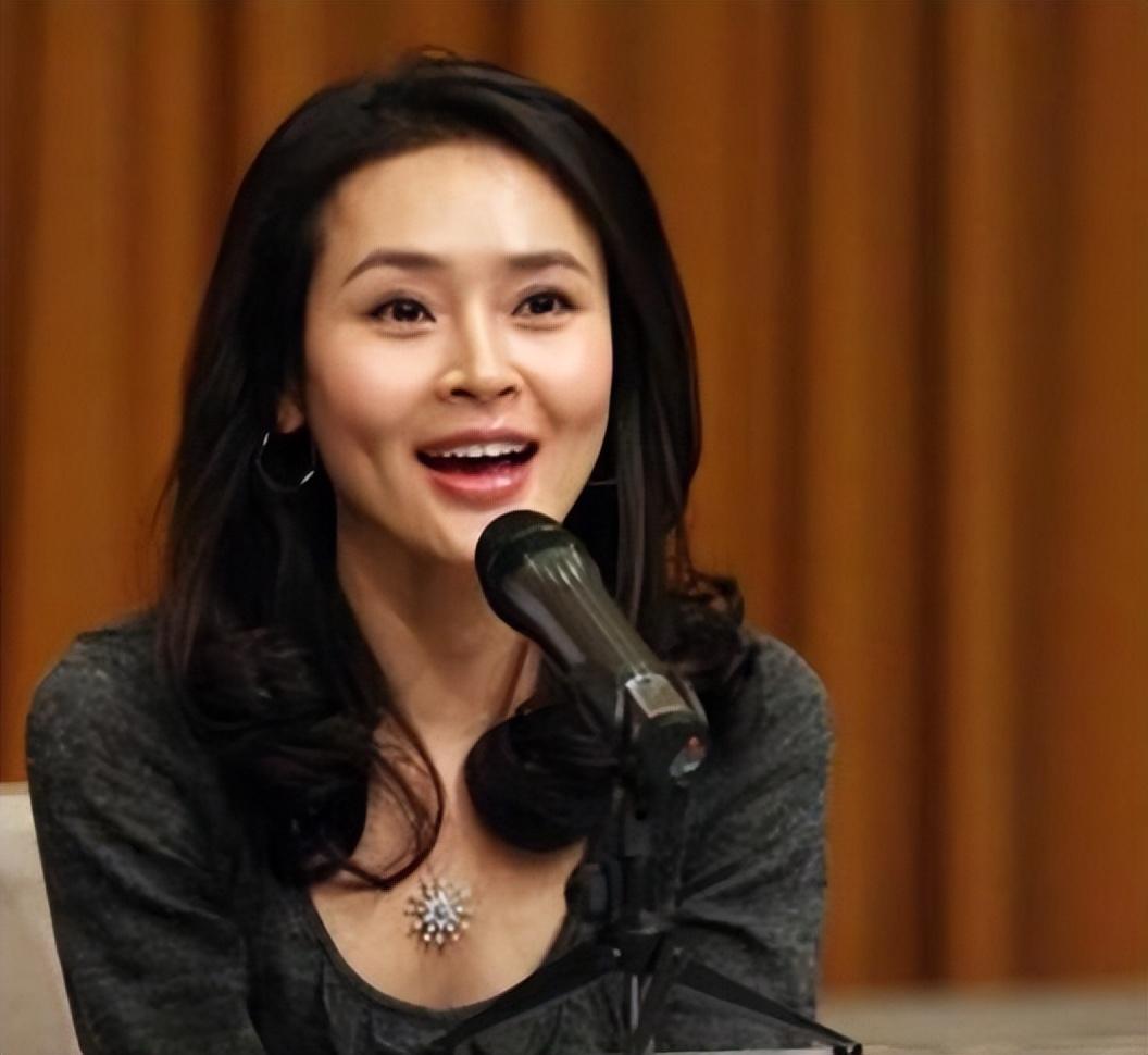 回顾于明加27岁闪婚相亲对象恩爱12年连生2女被丈夫宠成宝