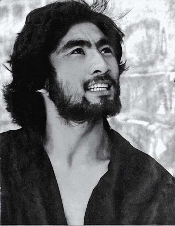 回顾影后娜仁花13岁初入影坛40岁嫁给导演宁才42岁高龄产子