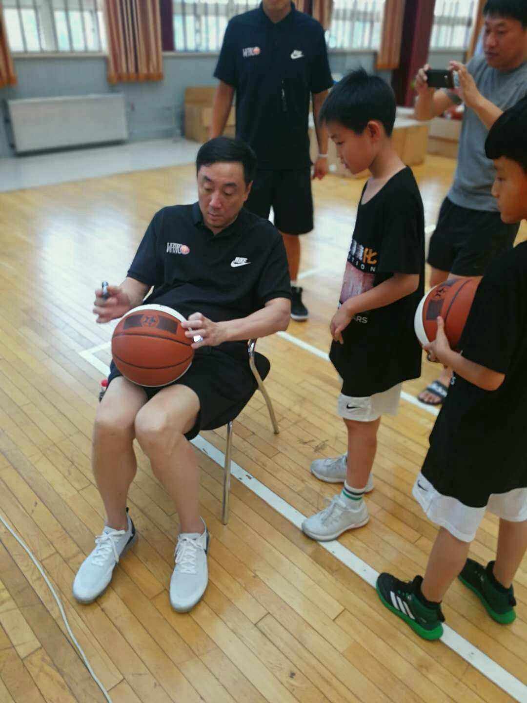 2002年亚运会之前,王非的父亲就已经病入膏肓,但在国家篮球事业面前