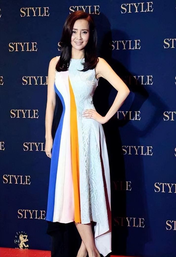 回顾于明加27岁闪婚相亲对象恩爱12年连生2女被丈夫宠成宝