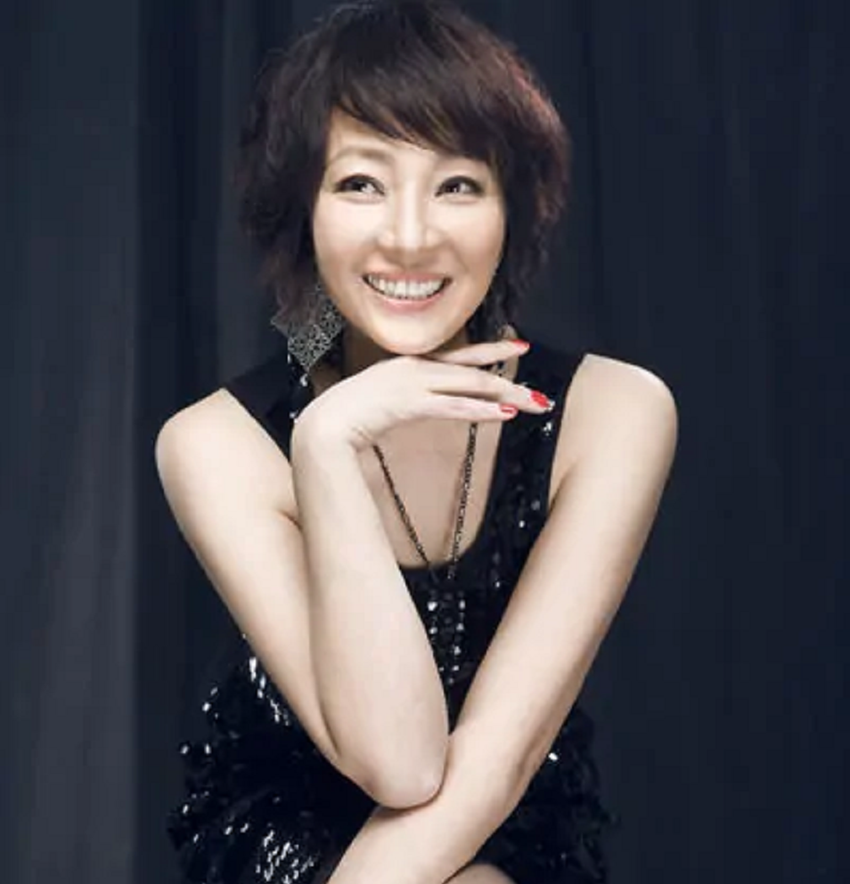 回顾马羚毕业于清华是演员又是设计师为了孩子始终单身一人