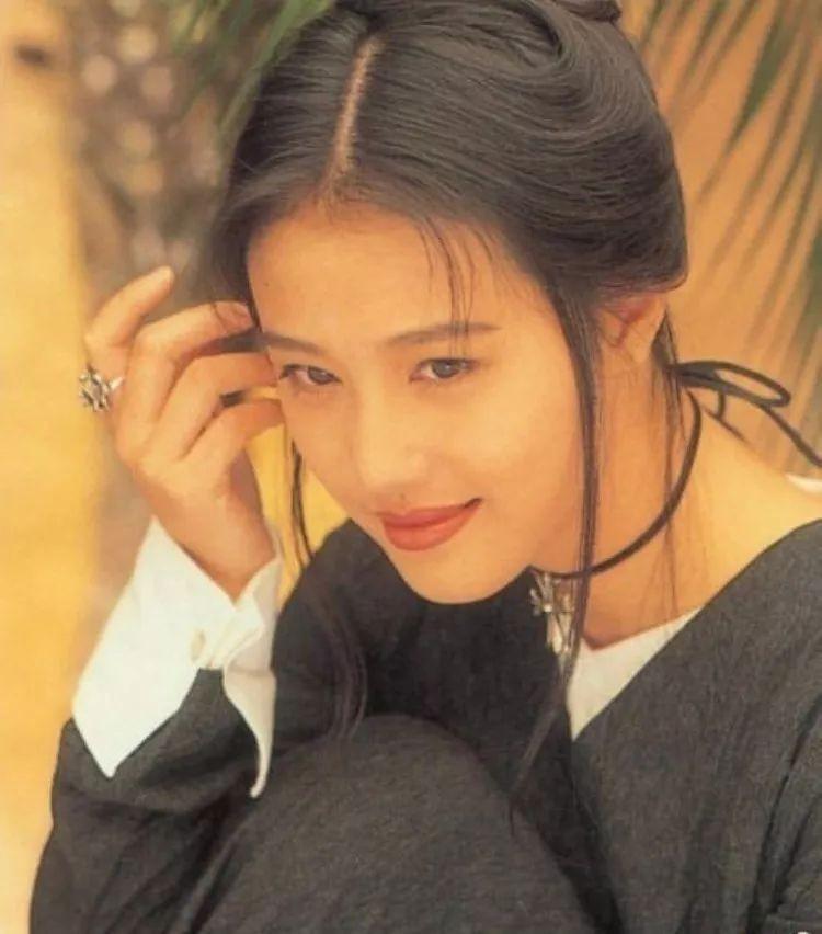 回顾周海媚23岁嫁给吕良伟一年后离婚如今独居北京不婚不育