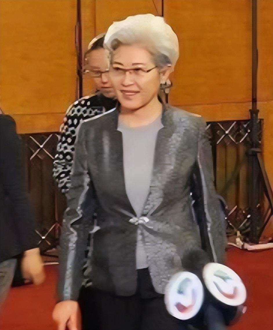 看了71岁傅莹的打扮我悟了白发不染穿衣不花才更高级时髦