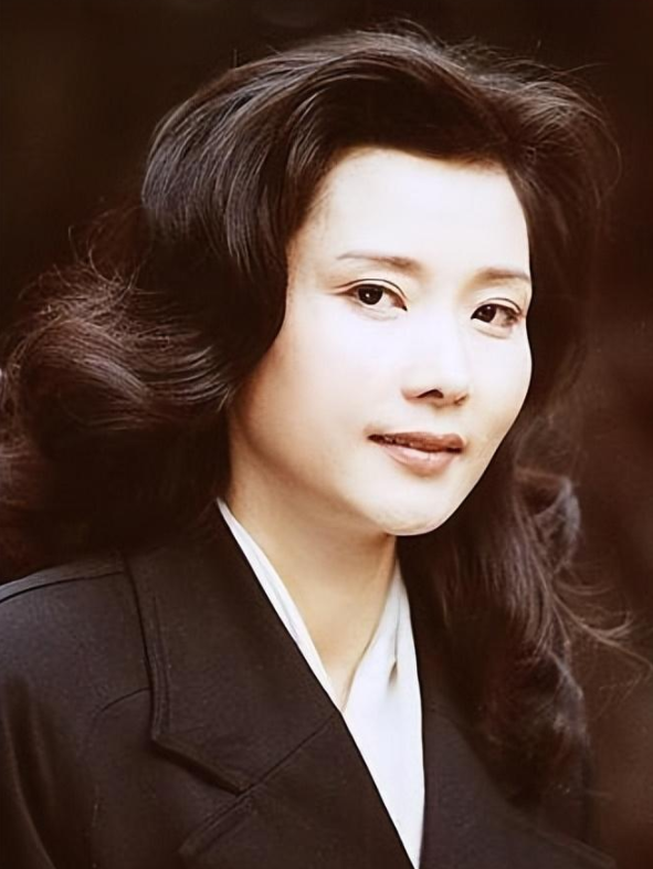 回顾何赛飞:为了事业选择丁克愁坏婆婆,35岁高龄产子全家乐开怀