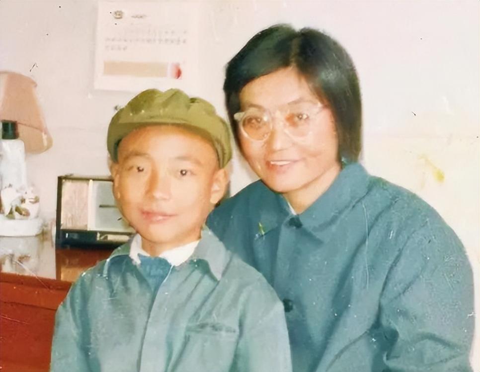 回顾康辉与师妹结婚22年不要孩子为何48岁却坦言后悔