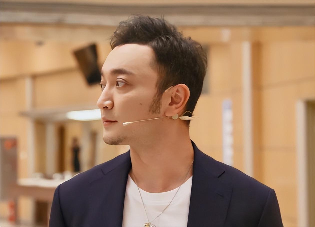 回顾央视主持人尼格买提30岁结婚婚后9年无儿无女