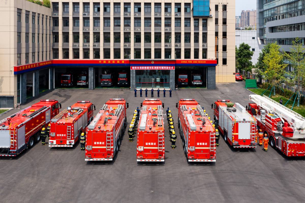 回顾女司机拒让消防车导致4车连撞女子我奔驰凭啥不给我让路