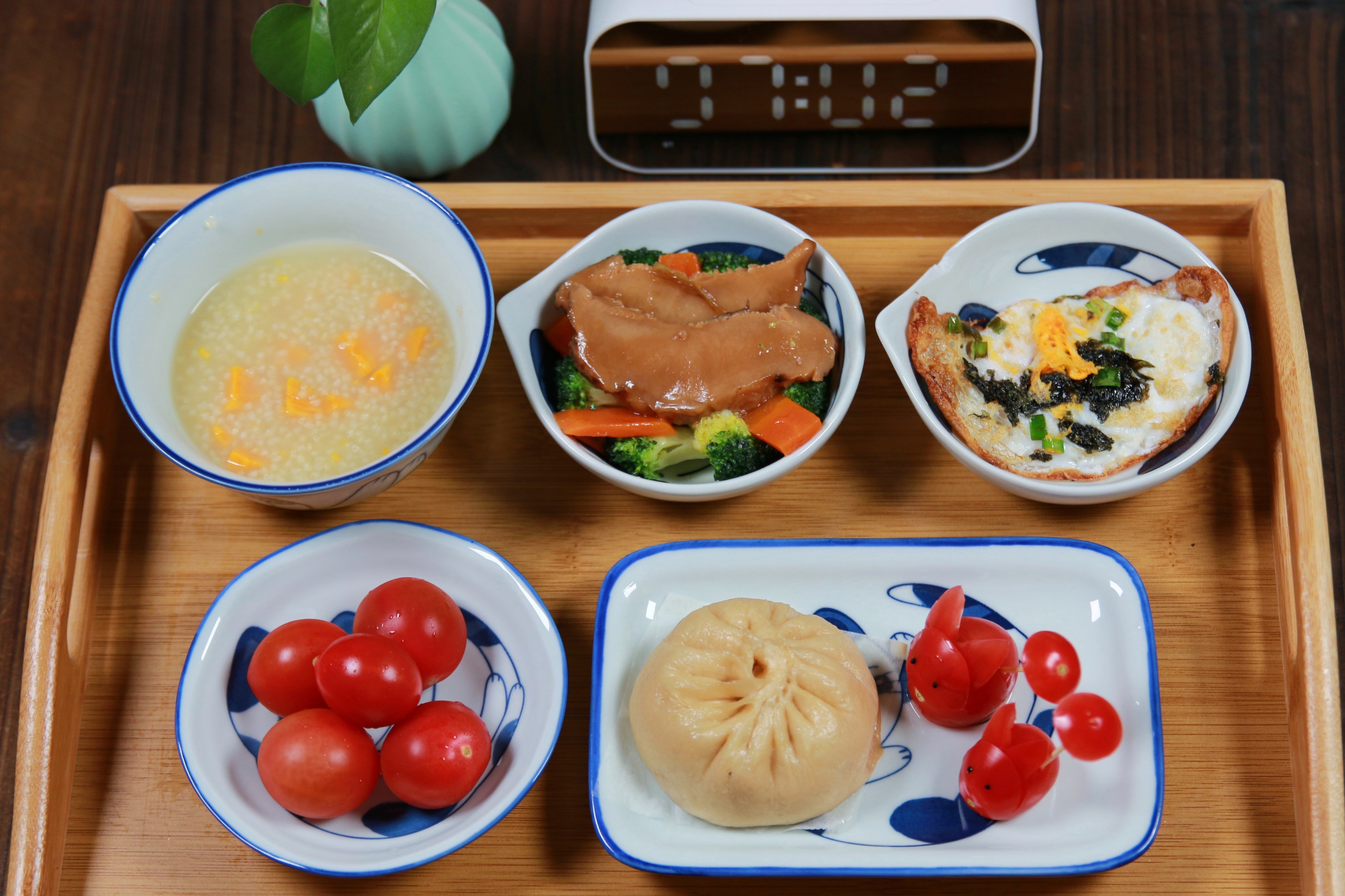 软面鲜肉小笼包,红薯小米粥,蚝油香菇,紫菜煎鸭蛋和小番茄,营养丰富