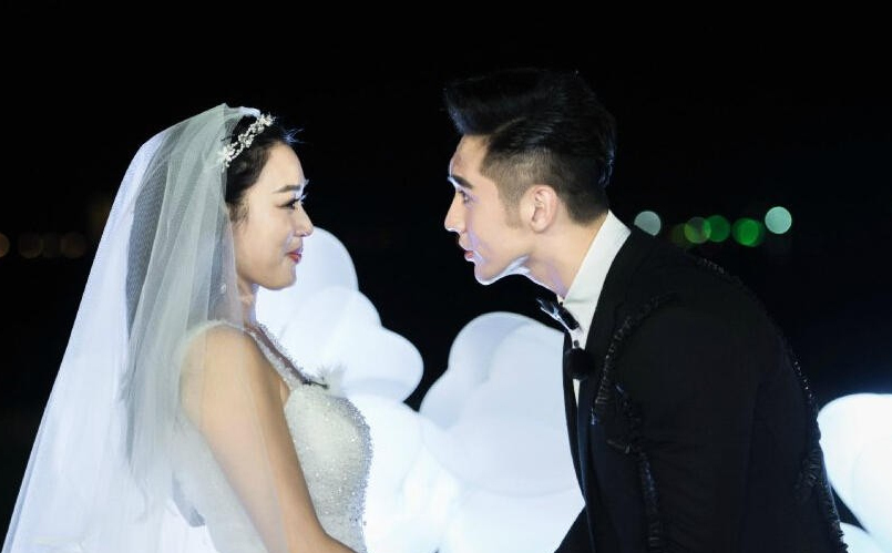 钟丽缇带着三个女儿出嫁,张伦硕也格外注重仪式感,准备西式和中式的