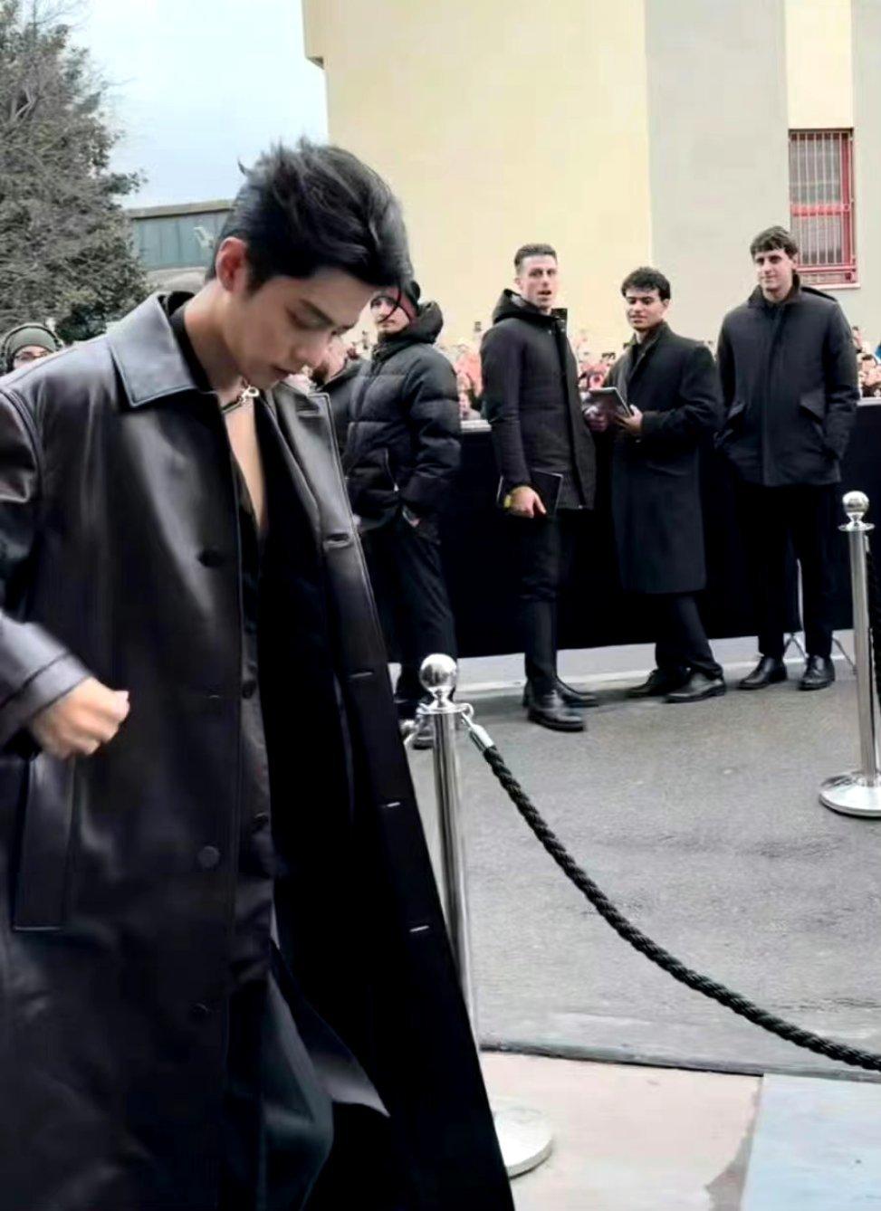 肖战绝对是镜头里最抢眼的一抹色彩,在赏心悦目的美人堆里硬是靠帅