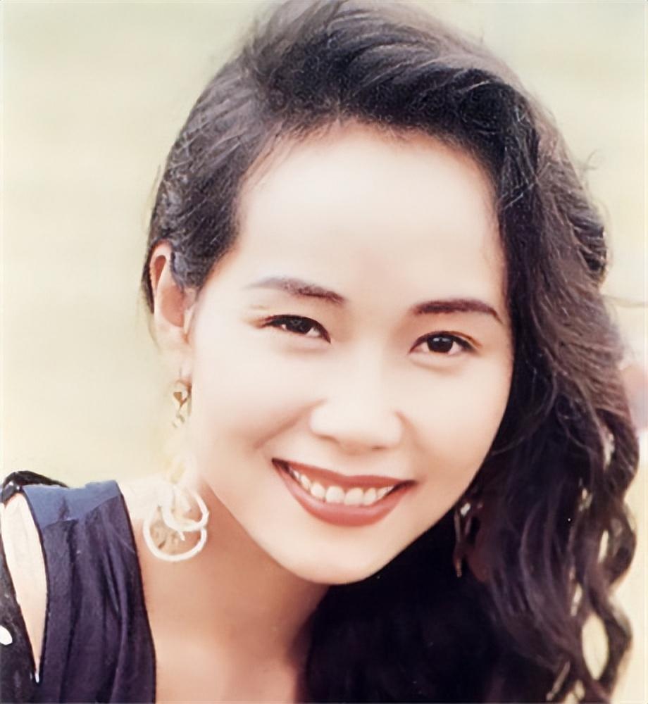 回顾叶童:嫁大9岁富豪,目睹丈夫梅开四度不离婚,她真的幸福吗