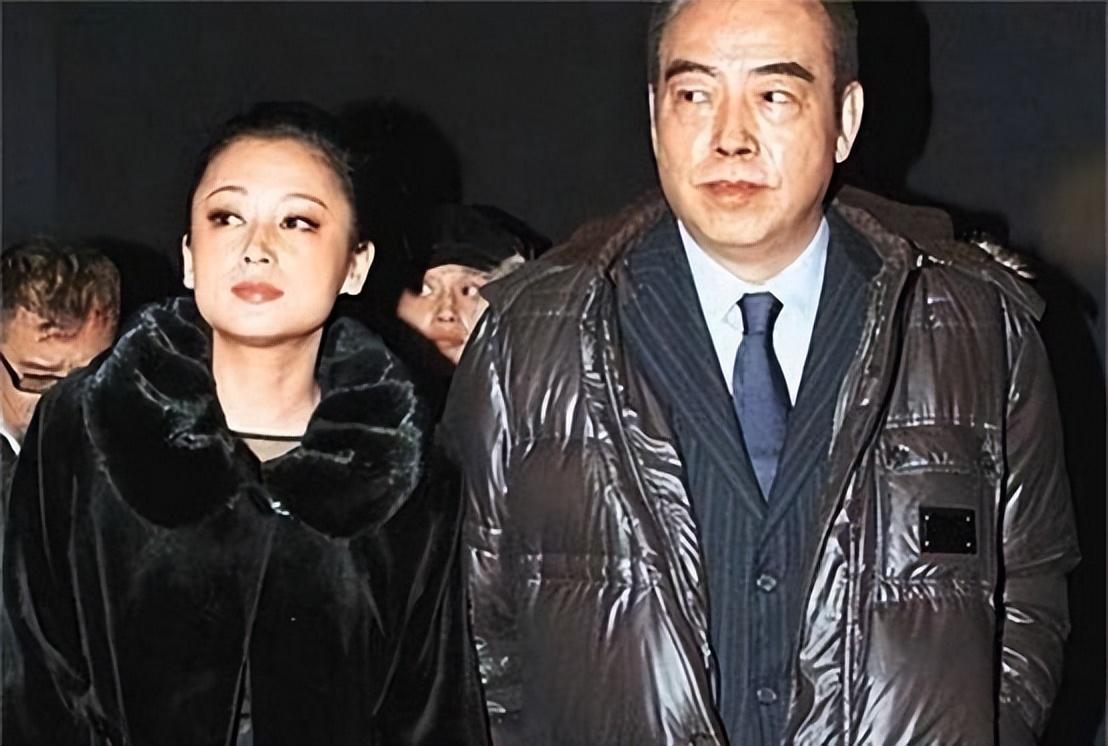 分手没多久之后,倪萍从新闻上看到了陈凯歌和陈红在美国登记结婚的