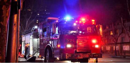 警车,消防车,救护车,工厂救险车执行紧急任务时,可以使用警报器,标志