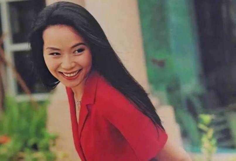 回顾叶童嫁大9岁富豪目睹丈夫梅开四度不离婚她真的幸福吗