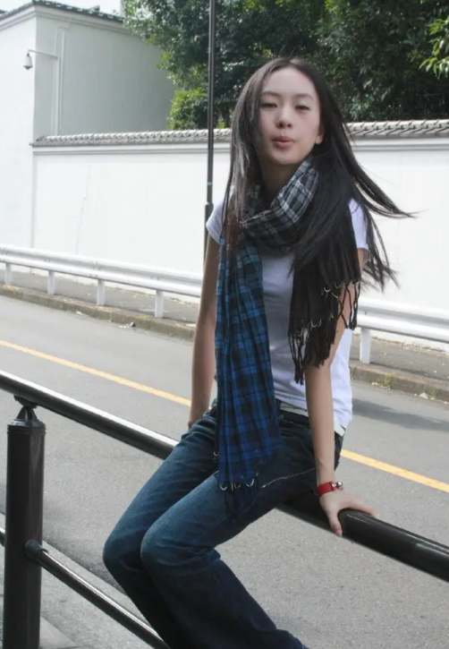 回顾童瑶和张默分手难以释怀如今嫁大17岁的富商活出自己