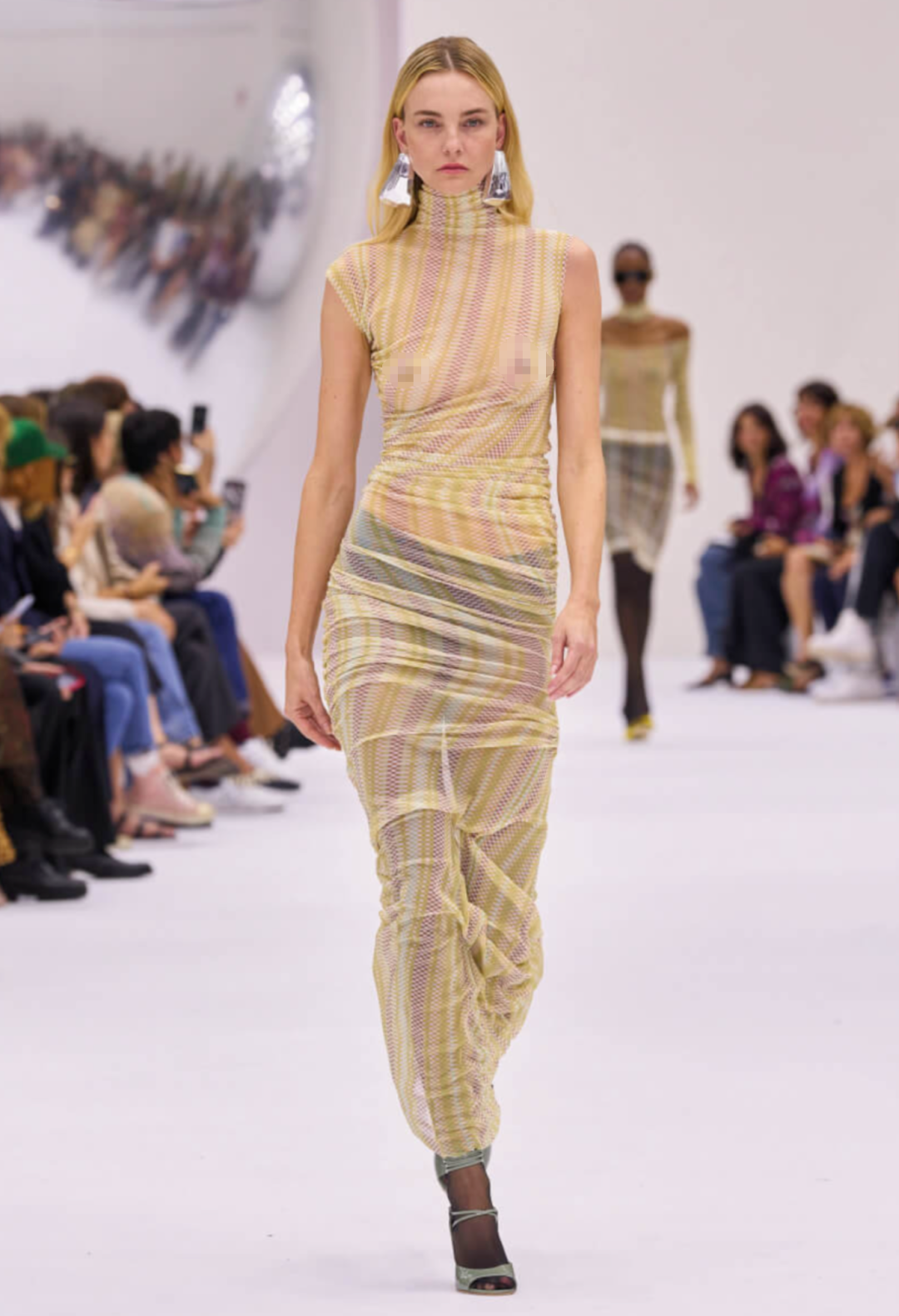 这件作品既展现了高级时装的精湛工艺,又将透明元素与浪漫情感相结合