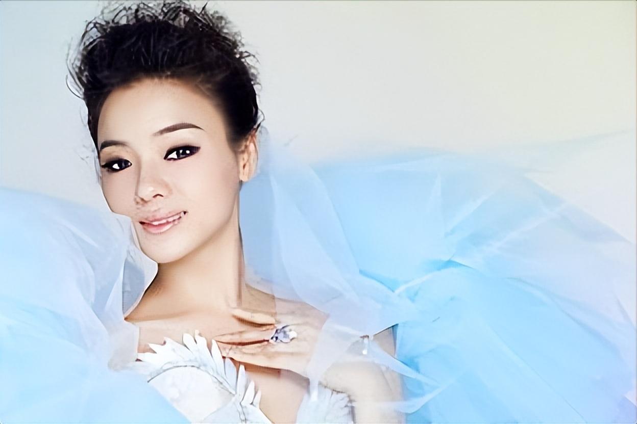 民歌天后陈思思嫁给歌唱家婚后生一女今46岁气质依旧动人