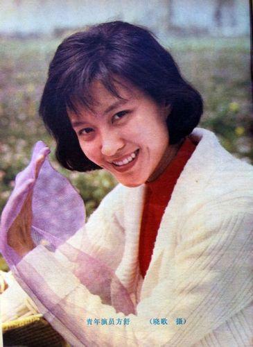 回顾方舒捧红屠洪刚后独自抚养两个女儿20年女儿成其骄傲