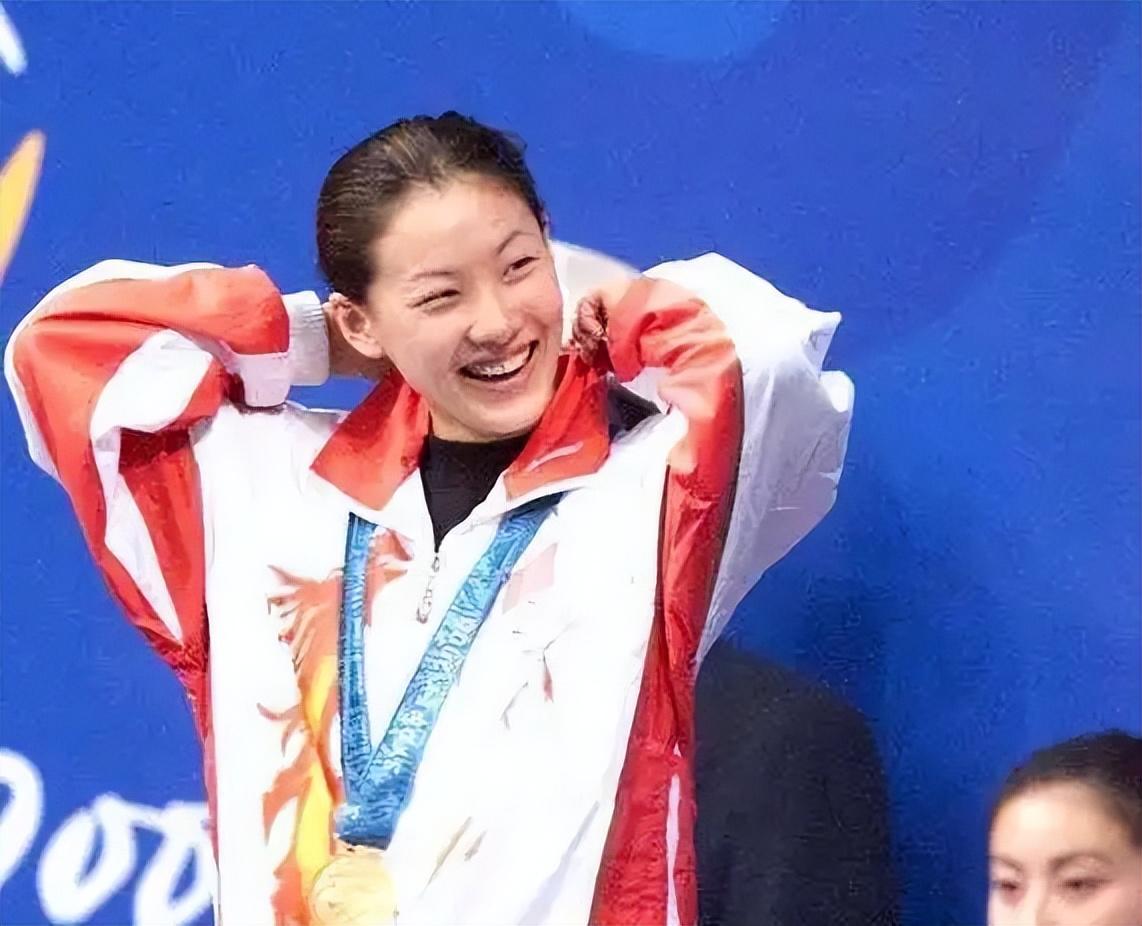 14岁的伏明霞参加女子10米跳台比赛,远超第二名20多分获得巴塞罗那