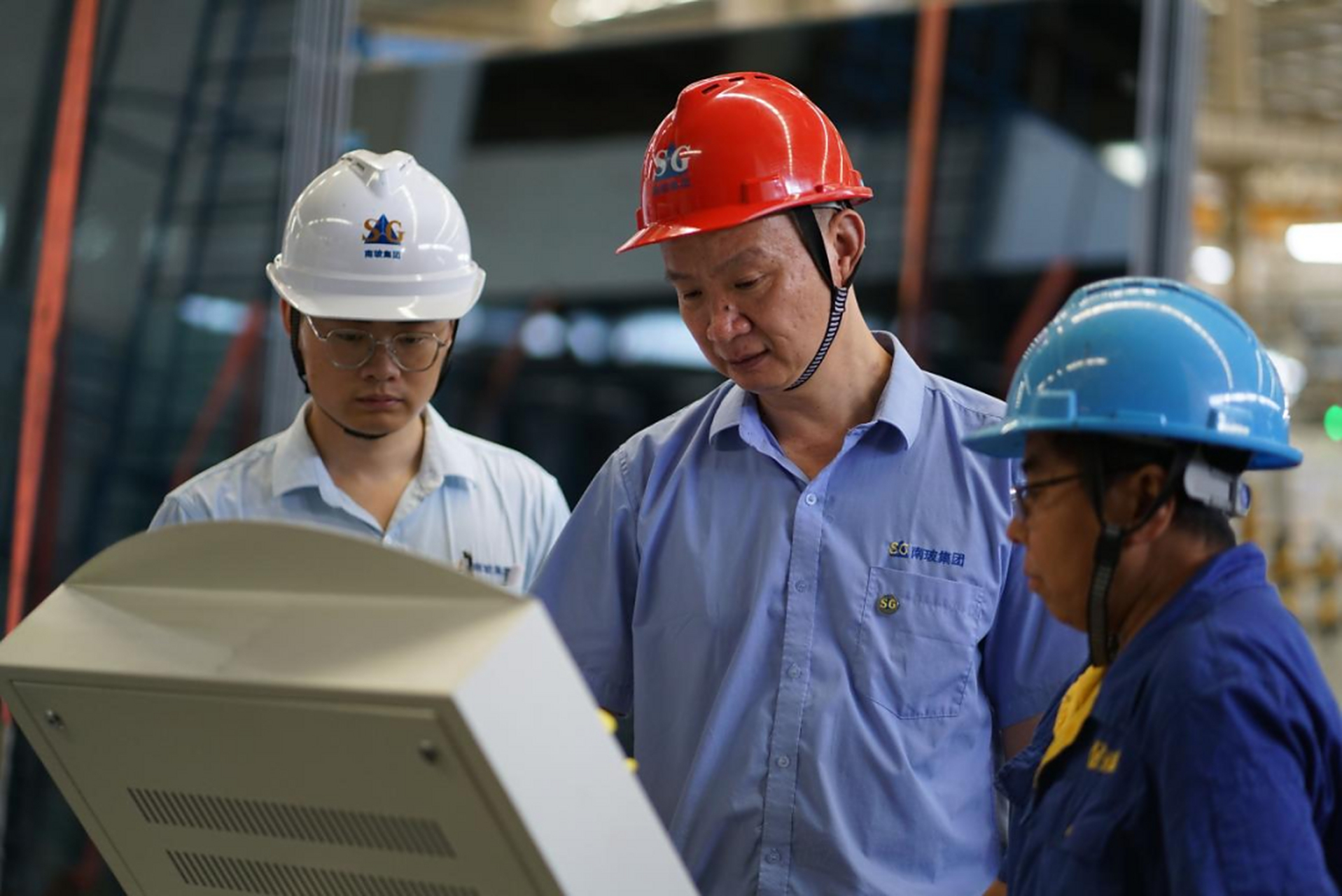 钟建是吴江南玻华东工程玻璃有限公司机械主任和高级技师,他潜心研究