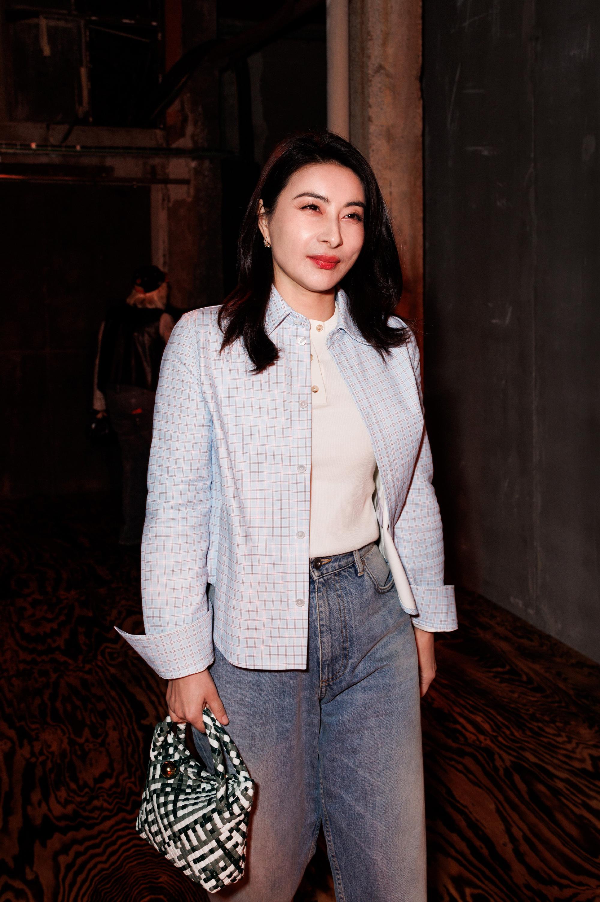 这一夜,42岁郭晶晶告诉你,弱不禁风不叫美,珠圆玉润才有韵味