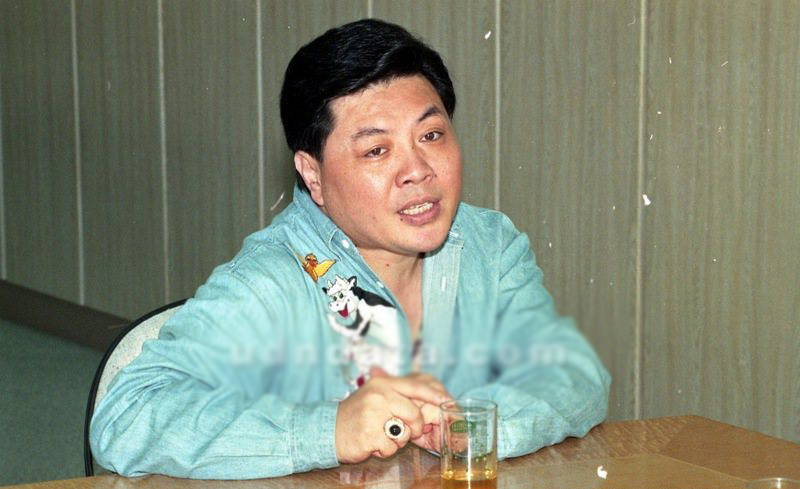 讽刺的是,前队友裘海正和方文琳也补刀,说确实少报一岁,可能当年唱片