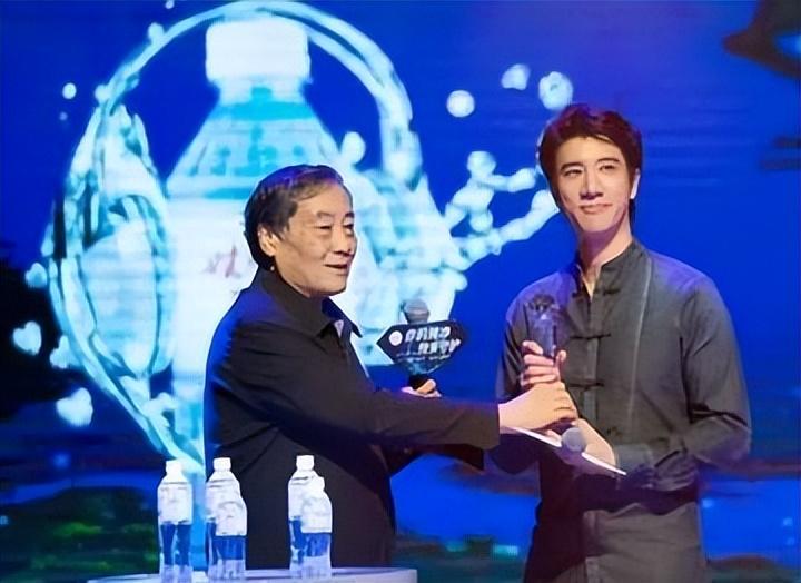 王力宏低调悼念宗庆后点赞了12年前二人合影旧照此行为获好评