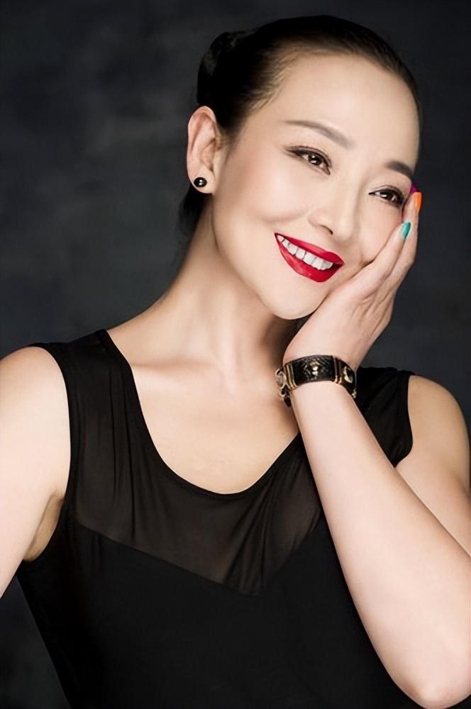 回顾马羚毕业于清华是演员又是设计师为了孩子始终单身一人