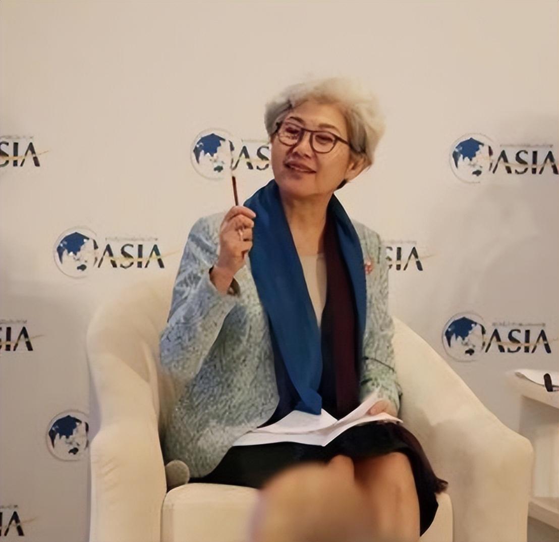 看了71岁傅莹的打扮我悟了白发不染穿衣不花才更高级时髦