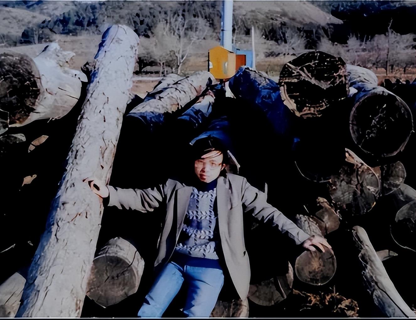 回顾海子15岁上北大25岁自杀他留下一首诗火了数十年