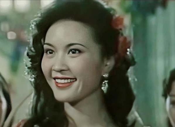 回顾方舒捧红屠洪刚后独自抚养两个女儿20年女儿成其骄傲