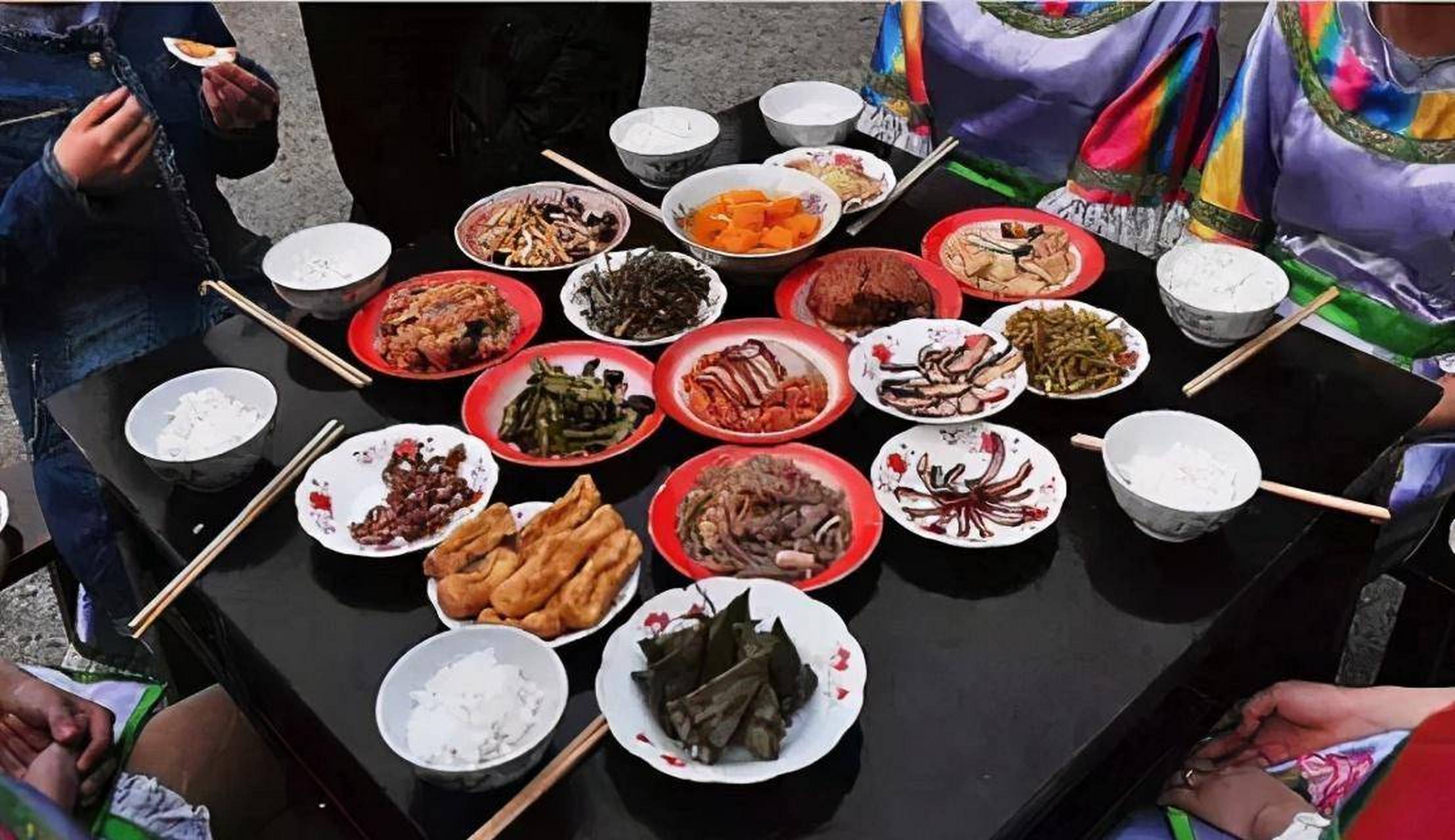 仡佬族的"三幺台"习俗是待客的最高礼仪,包含茶席,酒席和饭席三台