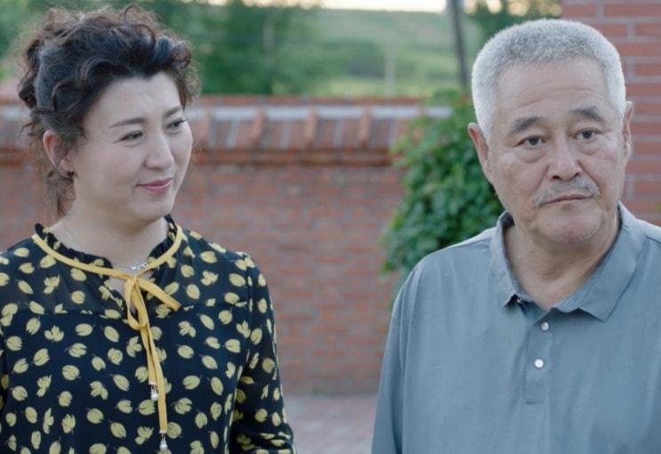 回顾闫学晶30万出场费惹争议二婚45岁高龄生女儿子成她骄傲