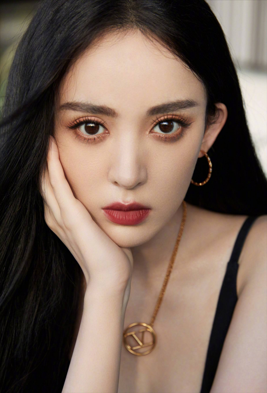 在这个瞬息万变的娱乐圈,古力娜扎以她那令人难以忘怀的美貌和非凡