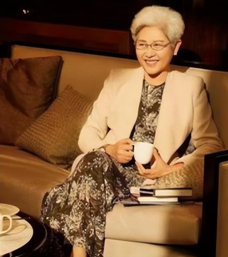 看了71岁傅莹的打扮我悟了白发不染穿衣不花才更高级时髦